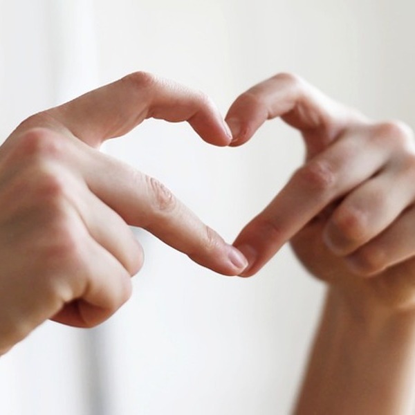 Herz mit den Fingern geformt