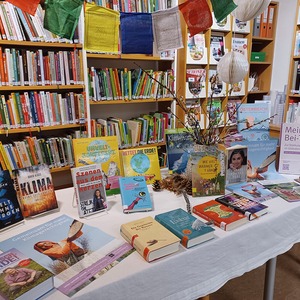 In der Pfarrbücherei wurden Bücher rund um das Bildungsthema 'Gemeinsam für mehr Klimagerechtigkeit' präsentiert. 