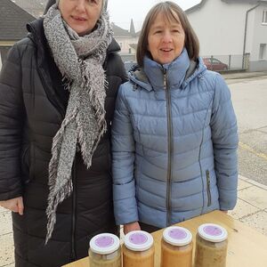 70 Suppengläser á 0,75 Liter standen vor der Kirche bereit, um gegen eine Spende eingetauscht zu werden. 