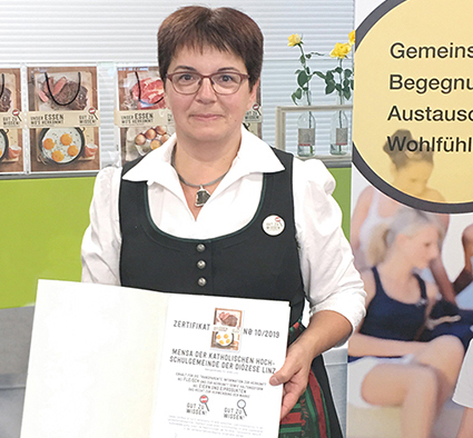 Küchenchefin Agnes Pichler mit Urkunde