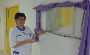 DKS Anna Rebhan beim Kreuzwegbild auf der Tagesklinik der Barmherzigen Schwestern in Ried.