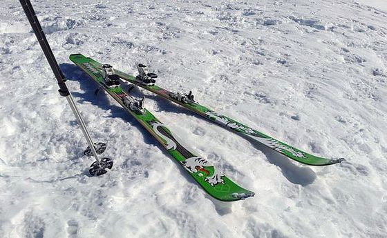 Ski und Stöcke zum Haben