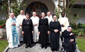 Zelebranten:  P. Andreas Kolm, P. Albert Dückelmann, Univ.-Prof. em Josef Weismayer, P. Alois Mühlbachler, P. David Lubuulha  Schwestern: Priorin Sr. Hanna Jurman, Sr. Christa Ritzer, Sr. Kolomana Aichmair, Sr. Ulrike Auer