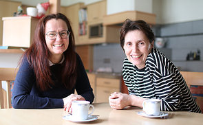 Jovita Hall (li.) vom Mobilen Palliativteam der Caritas unterstützte Maria Radner im letzten Jahr bei der Begleitung ihrer Schwester.