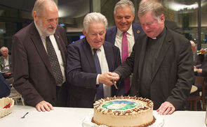 Dompropst Wilhelm Vieböck, Landeshauptmann a. D. Josef Pühringer, Konditormeister Leo Jindrak, Bischof Manfred Scheuer beim Anschneiden der Geburtstagstorte zum 75. Geburtstag von Josef Pühringer.