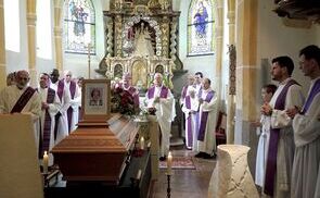 Requiem für Maria Dammer in der Pfarrkirche St. Radegund. Bischof Manfred Scheuer (l.) und Bischof Benno Elbs