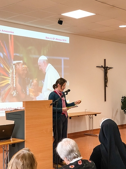 'Verschwinden die Indigenen, verschwindet der Regenwald!' zitiert die Studientagsleiterin Anja Appel Bischof Erwin Kräutler.