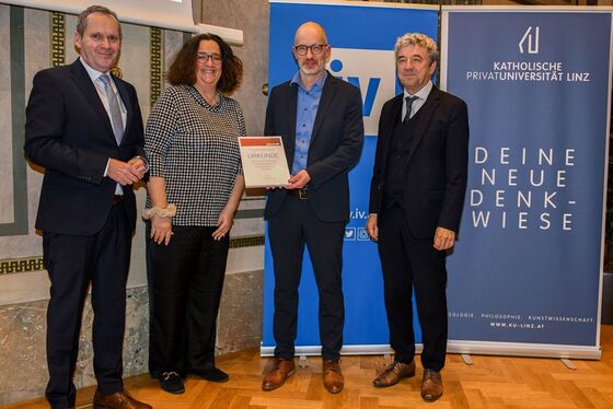 Von links: ao. Univ.-Prof. Dr. Christian Friesl, MBA, Mag. Veronika Säckl (IV), Ass.-Prof. PD Dr. Lukas Kaelin, Rektor Univ.-Prof. Dr. Michael Fuchs (KU Linz).