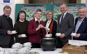 V. l.: Bischof Dr. Manfred Scheuer, Sr. M. Barbara Lehner, Sr. Maria Schlackl SDS, die Vorsitzende der Kath. Frauenbewegung in OÖ Paula Wintereder, LH Mag. Thomas Stelzer und P. Hans Eidenberger.