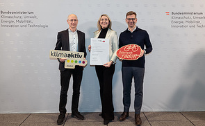 Von links: Generalsekretär DI Herbert Kasser (BMK), Mag. Hermine Eder (KU Linz) woom CEO MMag. Paul Fattinger. 