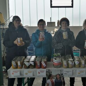 Für 140 Gläser Suppe nahmen die kfb-Frauen beim 'Frischemarkt in Ottnang' Spenden in der Höhe von € 762,-- Euro ein. 
