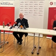 V. l.: Bischofskonferenz-Generalsekretär Peter Schipka, Erzbischof Franz Lackner und Sprecher Paul Wuthe. / © Henning Klingen / Kathpress V. l.: Bischofskonferenz-Generalsekretär Peter Schipka, Erzbischof Franz Lackner und Sprecher Paul Wuthe.