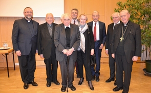P. Friedrich Prassl SJ, Bischof Maximilian Aichern, Weihbischof Helmut Krätzl, Reinold Tippow (Caritas), Annemarie Fenzl (Generalsekretärin Kardinal-König-Stiftung), Prof. Johannes Huber, Erich Leitenberger, Bischof Ludwig Schwarz