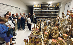 Besuch bei den Heiligen: Rund 400 Heiligenfiguren, Marienstatuen, Engel und Kerzenleuchter sind im Depot versammelt.