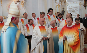 P. Anselm Demattio tritt im priesterlichen Gewand vor den Bischof.