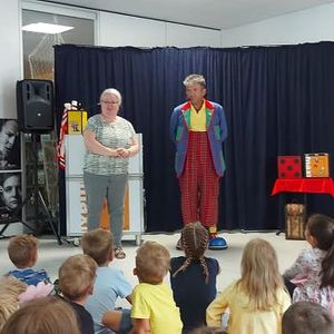 Zauberclown Maxi in der Bibliothek Wolfern
