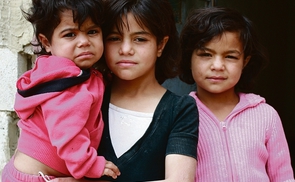 Syrische Kinder in einem provisorischen Flüchtlingslager im Libanon. © Caritas Salzburg