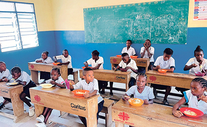 In der Gehörlosenschule in Matadi bekommen die Kinder Essen.