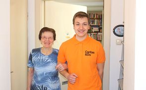 Caritas-Zivildiener Lukas Lindenbauer unterstützt Maria Hirz (86) im Alltag.