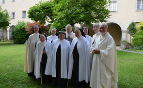 Die Jubilarinnen mit Generaloberin Sr. M. Michaela Pfeiffer-Vogl, P. Theophan Beierle und Bischofsvikar Haidinger © Marienschwestern