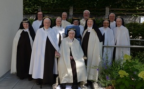 Die Jubilarinnen: V.l. Sr. M. Immakulata Kosche OCD, Sr. M. Agnes Mayer OCD, Sr.  M. Sabina Baumgartner, Sr. M. Agnella Buchmayr, Sr. M. Michaela Pfeiffer, Sr. M. Theresia Holzner (sitzend), Sr. M. Ludmilla Fuchs, Ordensvikar Dr. Adi Trawöger, Sr. M.