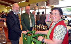 Bischofsvikar Willi Vieböck zu Besuch beim Salzkammergut-Bauernmarkt in Kleinreith
