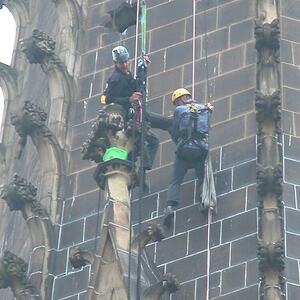 Abtragen der absturzgefährdeten Kreuzblume in 85 Meter Höhe