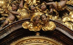 Engel auf einem Seitenaltar in der Ursulinenkirche