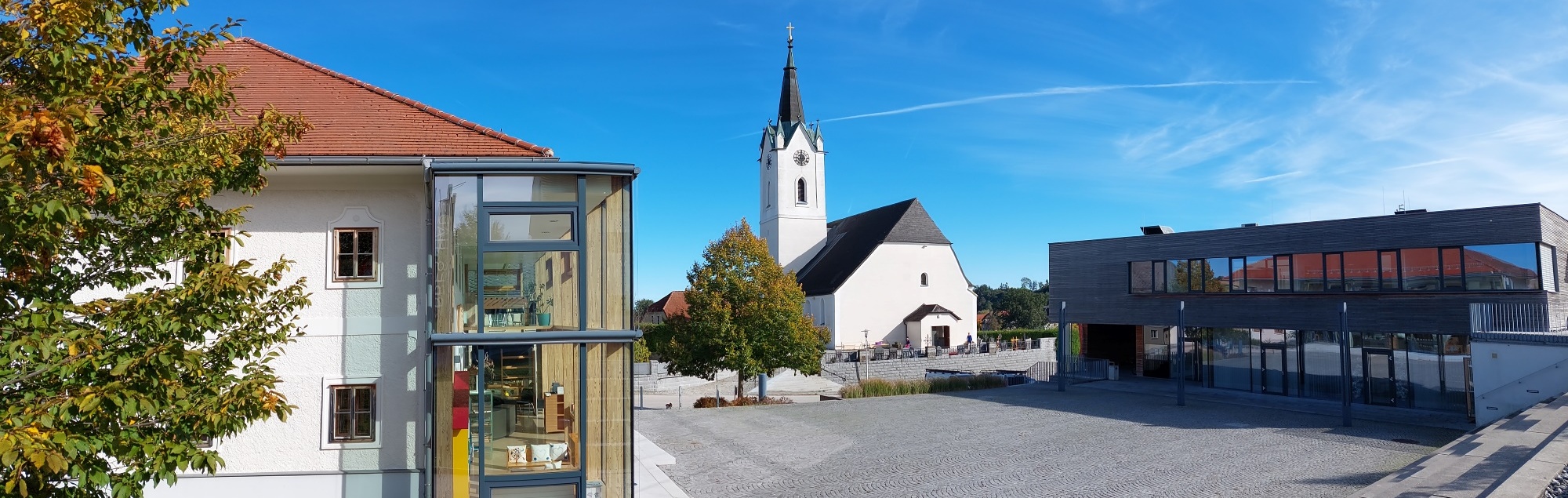Dorfplatz mit Kirche