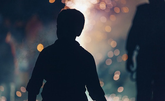 Junge in der Nacht