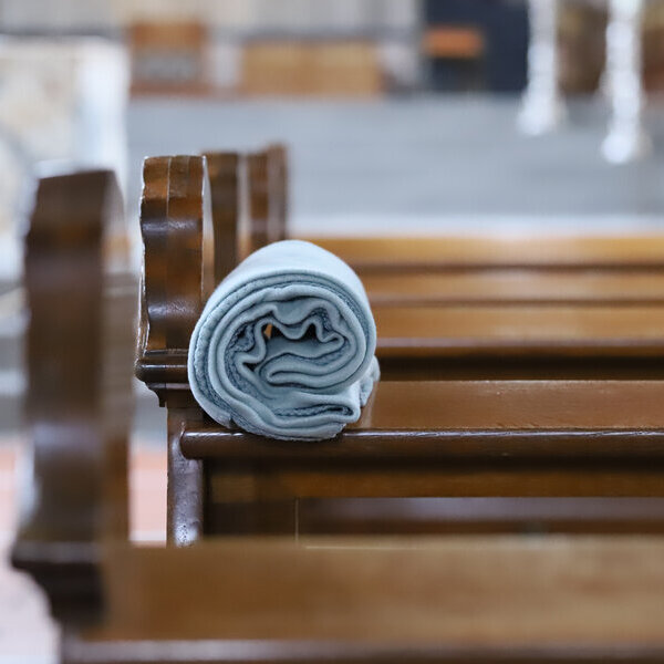 Kirchenbänke und bereit liegende Decken / Isabel Athmer / Pfarrbriefservice.de https://www.pfarrbriefservice.de/image/kirchenbaenke-und-bereit-liegende-decken-0?vm=download&rdm=qIwkt4NKV2Zp