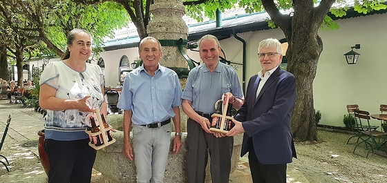 Caritas OÖ-Direktor Franz Kehrer (r.) und seine Stellvertreterin Edith Bürgler-Scheubmayr (l.) gratulierten den ehemaligen Direktoren zum runden Geburtstag: Prälat Josef Mayr (2. v. r.) wird 90 Jahre alt, Mathias Mühlberger feierte seinen 70. Geburts