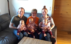 Christina und Alexander Loibl sind froh über die Unterstützung durch eine Mitarbeiterin der Mobilen Familiendienste der Caritas.