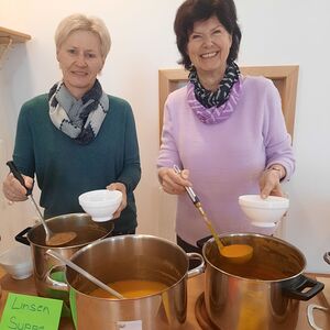 Viele Menschen folgten der Einladung zum Suppenessen ins Pfarrheim. 